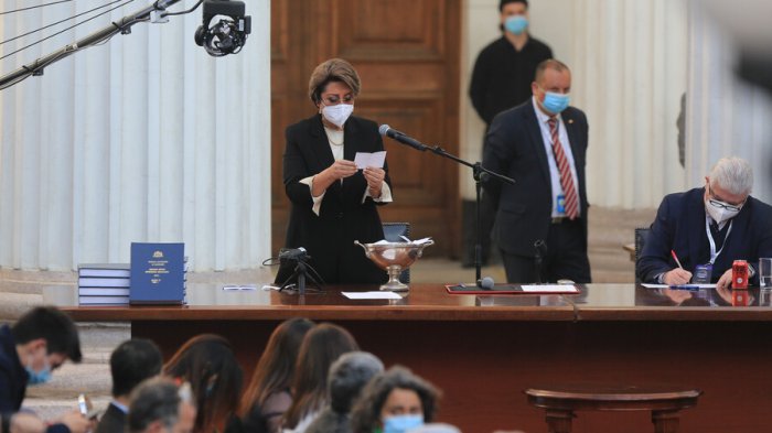 Carmen Gloria Valladares pidió informes a servicios de seguridad, al INDH y a 4 convencionales para reanudar la sesión