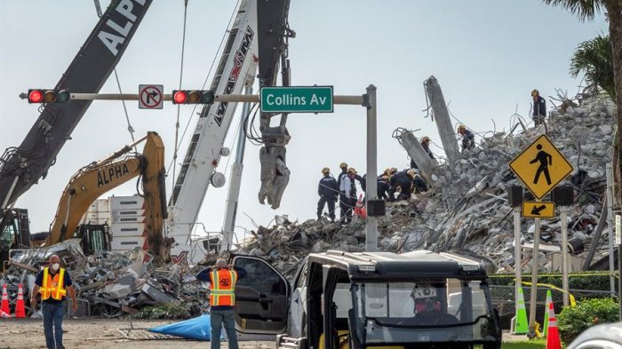 Continúa la búsqueda de desaparecidos en Miami tras demoler estructura restante del edificio