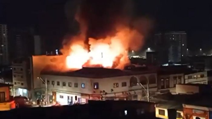 Incendio destruyó casona con locales comerciales: 35 personas damnificadas