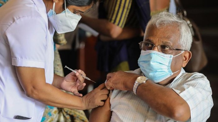 Autoridades de India acusan fraude en el proceso de vacunación: Recibieron agua en vez de la dosis contra el COVID-19