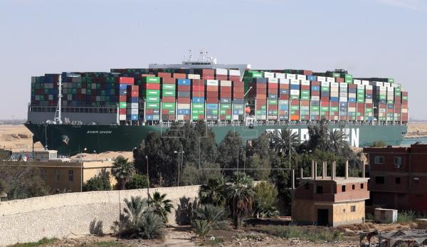 El Ever Given volvió a navegar: Barco que bloqueó el Canal de Suez dejó Egipto