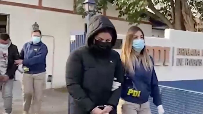 Detienen a hermana de Esteban Paredes como presunta implicada en clonación de vehículos