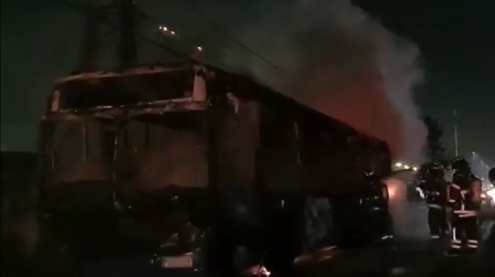 Quemaron un bus en Puente Alto: Hicieron descender a pasajeros y luego incendiaron el vehículo