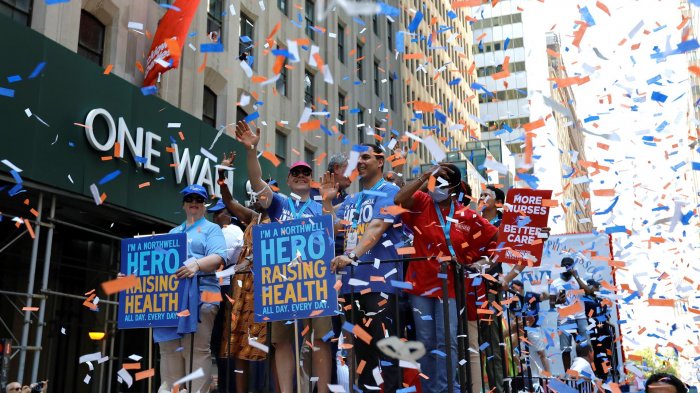 Primera línea de la salud encabezó desfile sin mascarilla en Nueva York en celebración por fin de las restricciones