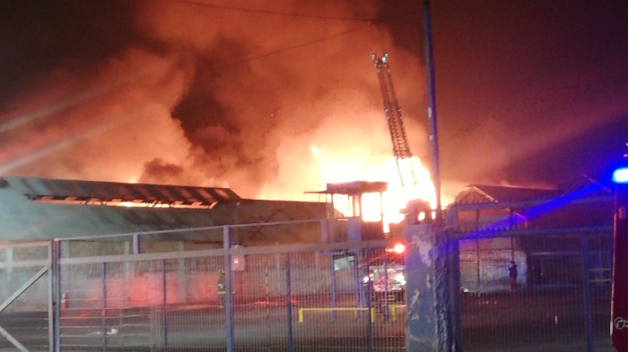 Incendio en La Granja: Llamas provocaron una explosión en bodegas de ferretería