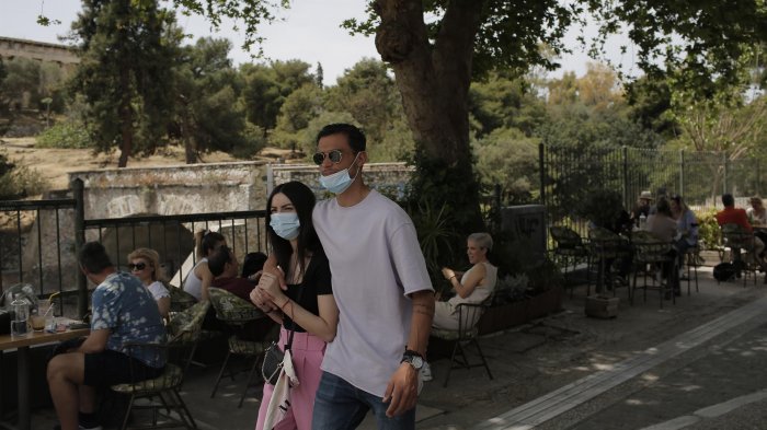 Sacerdotes ortodoxos griegos niegan comunión a vacunados: Creen que permite la entrada del anticristo