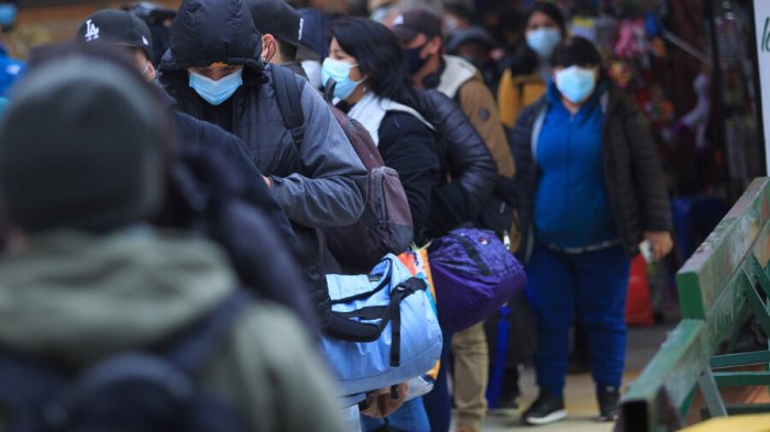 Proyectan que más de 100 mil personas salgan de la RM: Ya se registran aglomeraciones en terminales