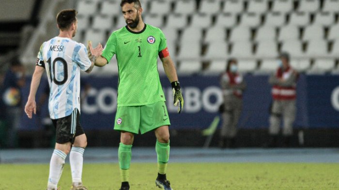 Claudio Bravo es elegido por la FIFA como parte del equipo ideal de Sudamérica