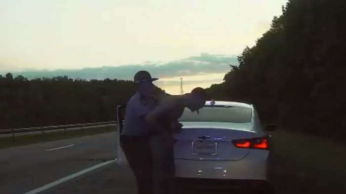 Se ahogó al tragarse una bolsa de marihuana en un control y policía le salvó la vida