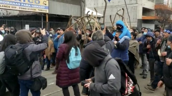 Comunidades mapuches llegan hasta el SML de Temuco para despedir al comunero Pablo Marchant