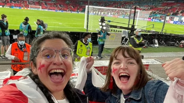 Mujer fue despedida por mentirle al jefe: Dijo que estaba enferma y apareció en TV durante un partido