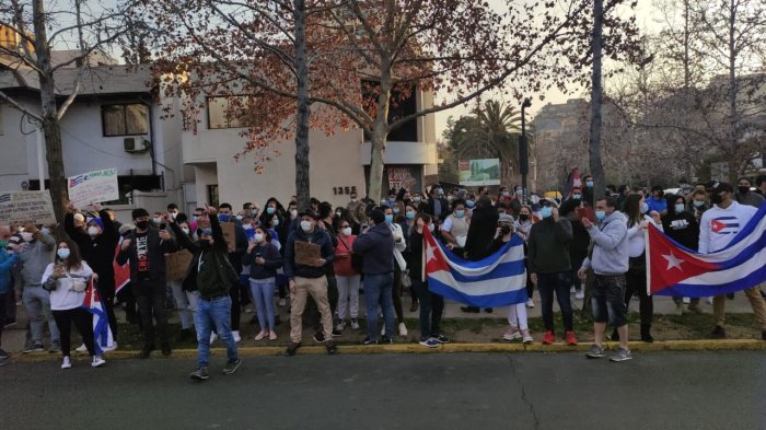 Cubanos residentes en Chile llegaron hasta la embajada para manifestarse contra su gobierno