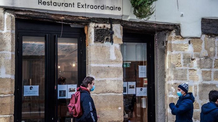 Francia exigirá carnet de vacunación en restaurantes y cines