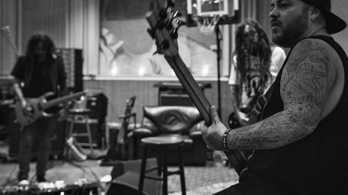 “Prometo darlo todo”: El chileno Ra Díaz es anunciado como el nuevo bajista de Korn