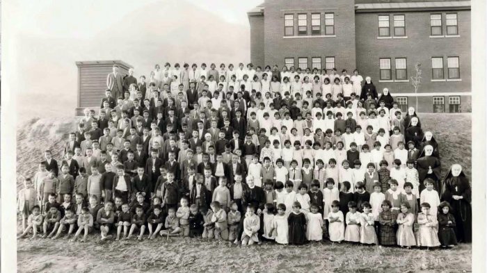 Ya van más de 1.200: Encuentran nuevas tumbas de niños de pueblos originarios en escuelas en Canadá