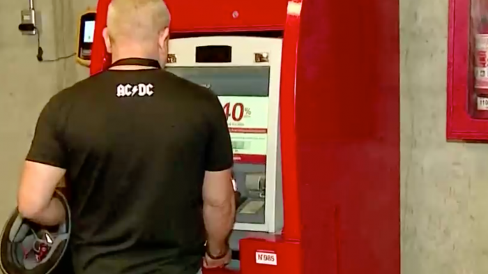 Apuntan a una bencinera: Indagan origen de masiva clonación de tarjetas bancarias