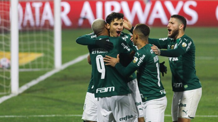 El VAR le amarga la noche a la UC: Palmeiras derrotó por la cuenta mínima al tricampeón del fútbol chileno
