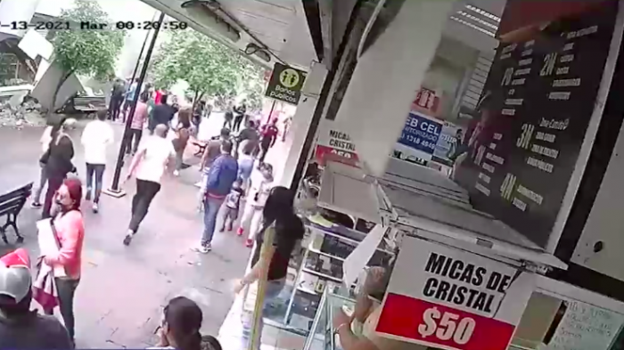 Mujer resultó herida tras derrumbe de techo en una zapatería