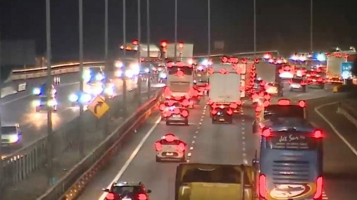 Taco para entrar y salir de Santiago: Usuarios reportan congestión vehicular en el comienzo del fin de semana largo