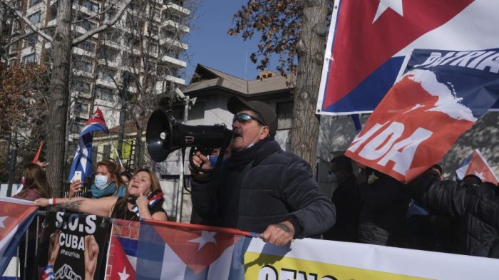 Registran enfrentamientos entre manifestantes en Embajada de Cuba en Chile