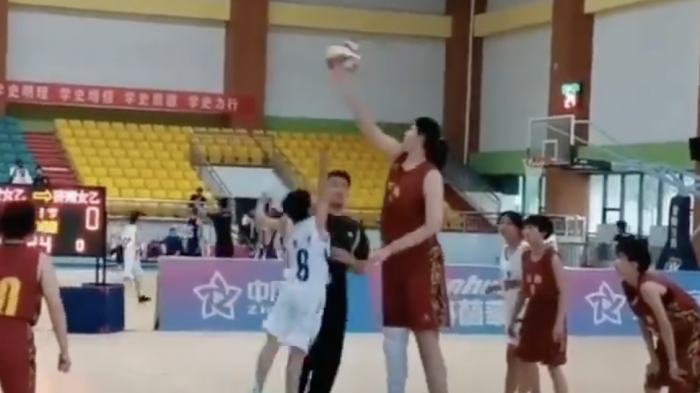 ¿Alcanzará a Yao Ming? Niña de 14 años mide 2,26 metros y la rompe en los torneos de básquet