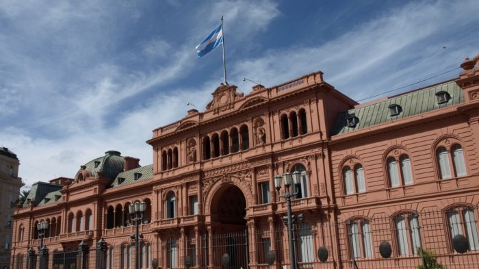 Polémica en Argentina por la compra de 10 mil penes de madera por parte del gobierno