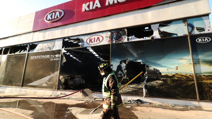 Viña del Mar: Reportan un grave incendio en la bodega de una automotora