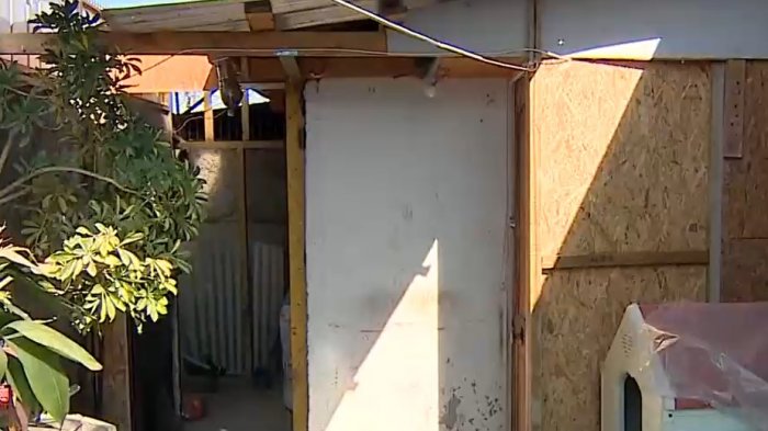 Casas a medio construir: Matrimonio de adultos mayores vive en el patio a la espera de su vivienda