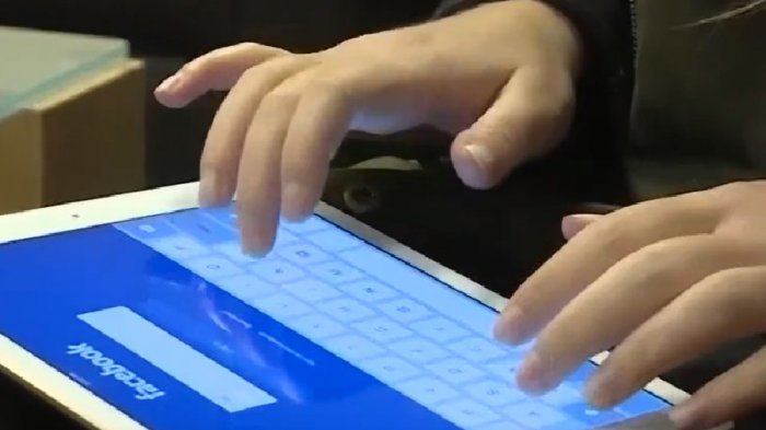 Adicción a las redes sociales: Chile podría ser pionero y regular su uso