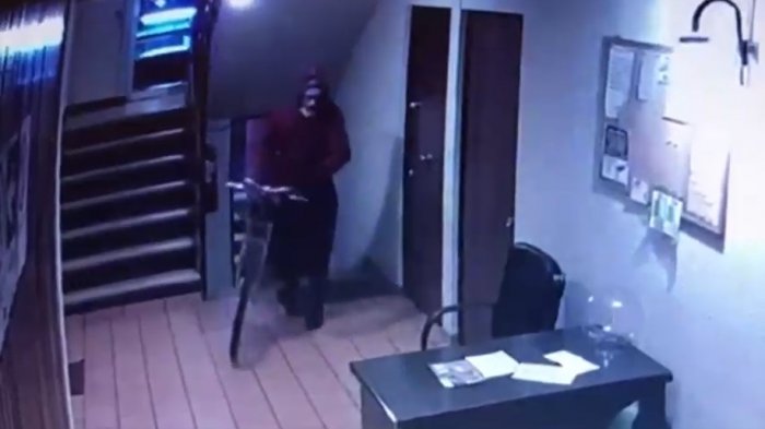 Delincuentes simulan ser residentes para robar costosa bicicleta en edificio de Ñuñoa