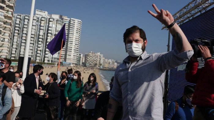 La dedicatoria a Gabriel Boric escrita por su hermano: 