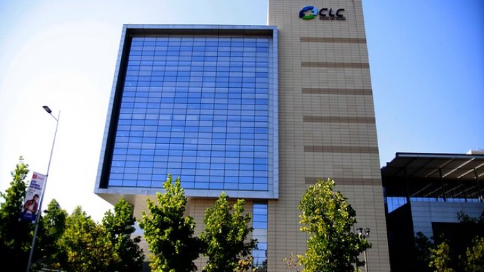 Repercusiones en Clínica Las Condes: Integrante del directorio renunció en medio de polémica por tercera dosis