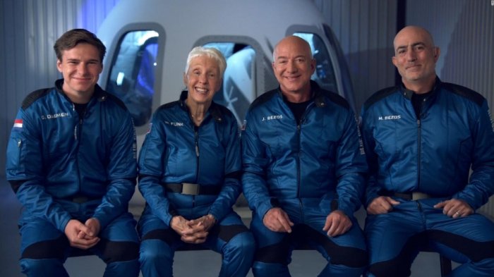 Viajará con tres acompañantes: Así será el vuelo de Jeff Bezos al espacio