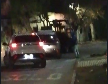 Violenta encerrona en Quinta Normal: Cuatro sujetos amenazaron a conductora y sus dos hijas para robarle la camioneta