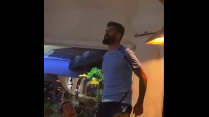 “Lazio es fascista”: Hinchas exigen salida de nuevo refuerzo tras video en el que canta 