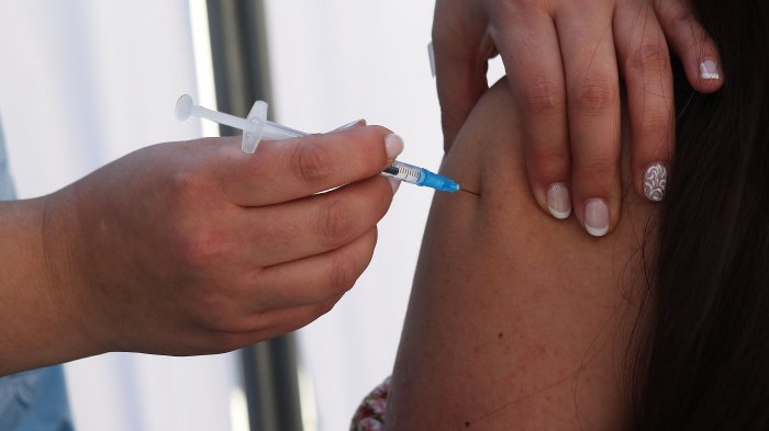 Ministro Paris anunció que el 77% de la población objetivo completó su esquema de vacunación contra el COVID-19