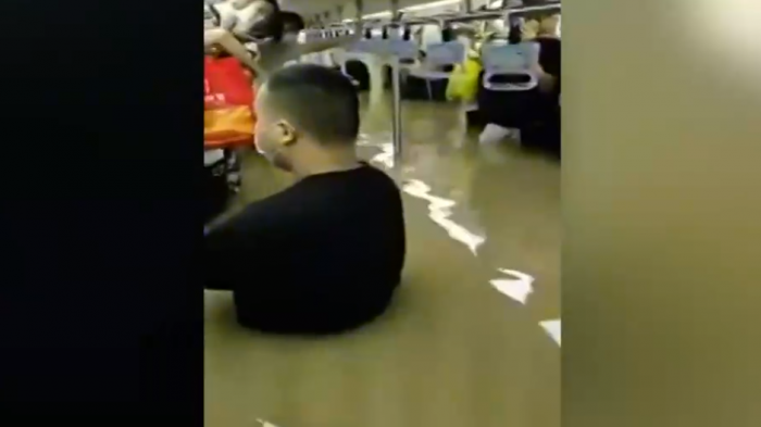 Intensas lluvias en China provocaron la inundación del metro: Pasajeros quedaron bajo el agua