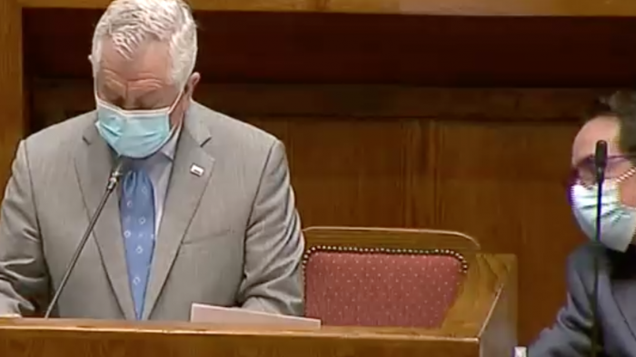 ¿Un torpedo? Ministro Paris recibió un papel escrito por la subsecretaria Daza en plena interpelación