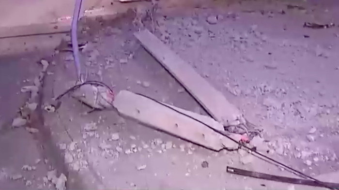 Accidente en Santiago Centro: Auto chocó y volcó tras impactar contra el alumbrado público