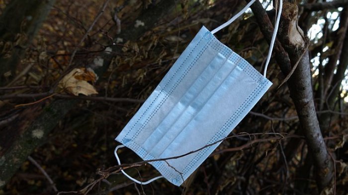 Uso sostenible en pandemia: Crean vestido de novia con 1.500 mascarillas recicladas