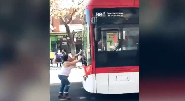 Polémica reacción conductora de Red con mujer que paró el bus en el centro de Santiago