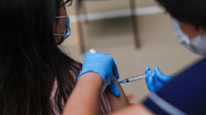 Falta de stock: Vacunatorios de diversas comunas suspenden inoculación contra el COVID-19 durante este jueves