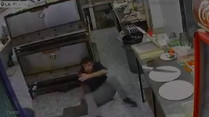 Violento asalto a pizzería: Delincuentes intentaron disparar tres veces, pero la bala no salió