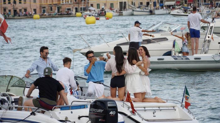 Italia vuelve a los 5 mil casos: Evalúan exigir pasaporte COVID para entrar a bares y restaurantes