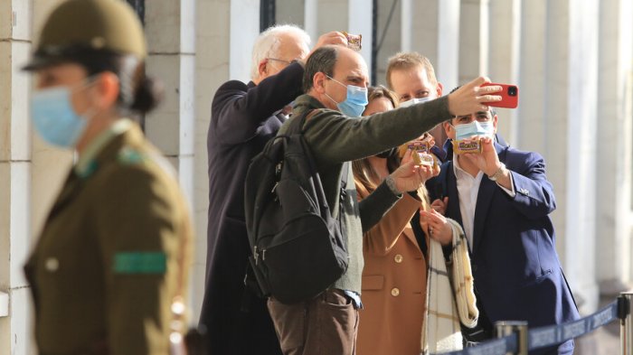 Convencionales de Vamos por Chile llegaron comiendo Negrita a la Convención