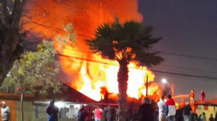 22 carros combatieron las llamas: Incendio que afectó dos viviendas dejó una persona lesionada