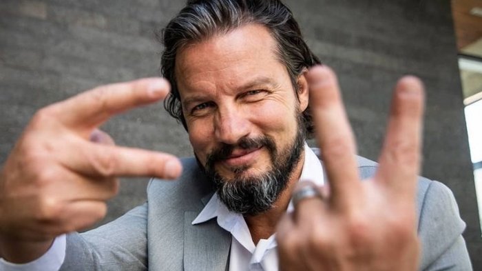 Sin mascarilla y dando besos: Dr. File no respetó medidas sanitarias en busca de firmas para ser candidato presidencial