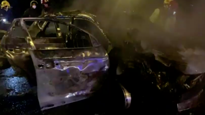 Dos jóvenes murieron: Buscan a conductor que huyó del accidente sin prestar ayuda a las víctimas