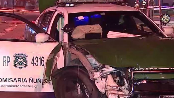 Choque de patrulla de Carabineros con vehículo particular en Ñuñoa dejó cuatro heridos