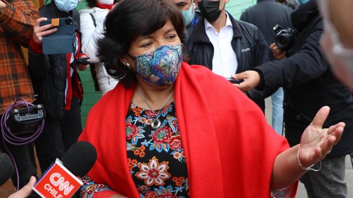 La foto de su infancia que le regalaron a Yasna Provoste al recorrer colegio en Vallenar